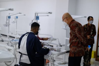 KKI meninjau langsung prasarana dan fasilitas perkuliahan yang dimiliki FKG IIK Bhakta yakni ruang Dental Simulator,