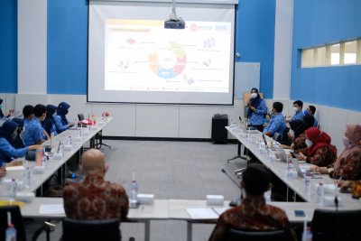 drg. Multia Ranum Sari, M.Med.Ed selaku tim kurikulum memaparkan presentasi mengenai visi- misi  sekaligus kurikulum pendidikan di FKG IIK Bhakta di ruang Bumi gedung Adipadma. 