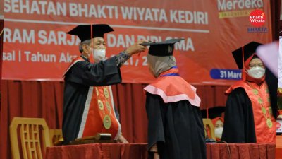  Wisuda IIK Bhakta Berlangsung Meriah,  Pesan Rektor: Wisuda Bukan Berarti Berhenti Belajar. 