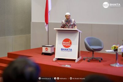 dr. Niko Sukmawan Febrianto, Sp.PK dari RSUD Kertosono saat memberikan materi kepada mahasiswa analis IIK Bhakta