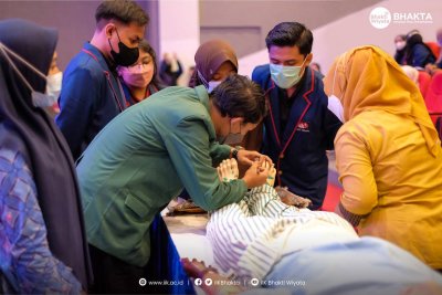 Workshop pembuatan skin smear yang diikuti mahasiswa analis IIK Bhakta