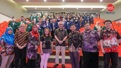 Mahasiswa Fakultas Kedokteran Gigi IIK Bhakta berfoto bersama selepas acara.