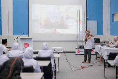 Yanuar Eka Pujiastutik, S.Kep, Ns.,M.Kes. Kaprodi S1 Keperawatan IIK Bhakta memberi sambutan dan mengenalkan keunggulan prodi S1 Keperawatan di IIK Bhakta