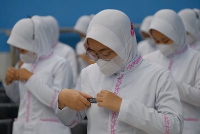 Mahasiswa D3 Kebidanan saat diambil sumpah dan dipasangkan kap.