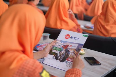 Salah satu pelajar SMAN 7 Kota Kediri antusias menyimak pemaparan mengenai IIK Bhakta.