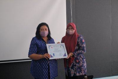 Kepala Pendaftaran mahasiswa baru IIK Bhakta, Sutiyah, S.Pd memberikan cinderamata kepada Humas SMAN 7 Kota Kediri Endang Riskiyani, S.Pd, MM.