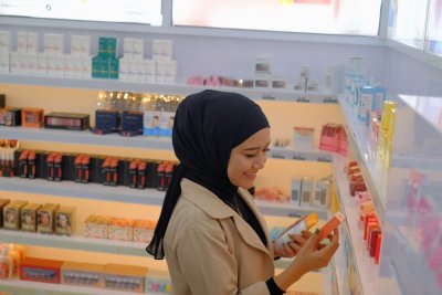 Pengunjung Apotek IIK Bhakta saat memilih produk skincare