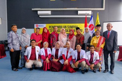 Dokter gigi baru berfoto bersama anggota keluarganya.