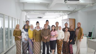 Seluruh karyawan IIK Bhakta mengenakan baju adat nusantara dalam perayaan Sumpah Pemuda.