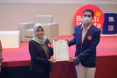 Perwakilan mahasiswa ketika melaksanakan pengambilan sumpah didampingi para dosen