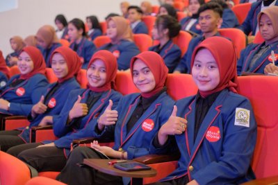 Sebanyak 175 mahasiswa D3 TLM hadir di ruang Auditorium untuk mempresentasikan laporan selama mereka menjalani PKL di 12 Rumah Sakit dan Balai Besar Laboratorium Kesehatan