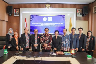 Penandatanganan MoU dilakukan Rektor Unram Rektor Unram Prof. Ir. Bambang Hari Kusumo, M.Agr.St., Ph.D dengan Rektor IIK Bhakta Prof. Dr. apt. Muhammad Zainuddin di Ruang Sidang Rektor di Lantai II Gedung Rektorat Unram, Jumat (21/07/2023).