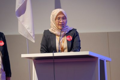 Direktur Akademik apt. Ninis Yuliati, S.Si., M.Kes. menyampaikan prestasi mahasiswa IIK Bhakta di kancah internasional