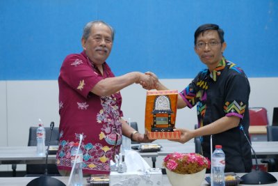 Rektor IIK Bhakta menerima cindera mata dari BRIDA NTB.