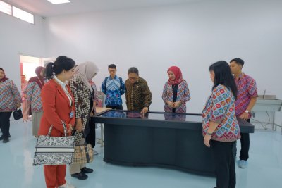 Direktur Dewan Eksekutif BAN-PT Prof. Dr. Ari Purbayanto, Ph.D  meninjau fasilitas yang dimiliki IIK Bhakta.