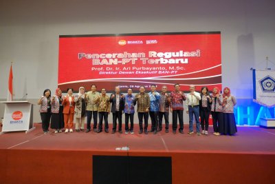 Direktur Dewan Eksekutif BAN-PT Prof. Dr. Ari Purbayanto, Ph.D  berfoto bersama dengan segenap sivitas akademika IIK Bhakta.