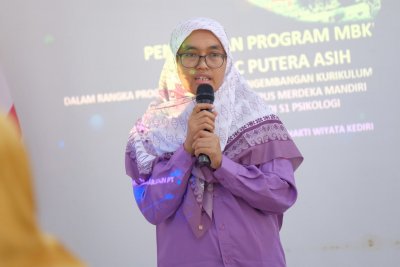 Kaprodi S1 Psikologi IIK Bhakta Puput Mariyati., M.Psi., Psikolog melepas mahasiswa untuk menjalani PKL