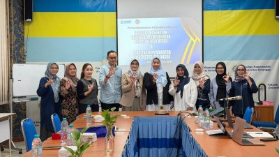 Perwakilan Institut Ilmu Kesehatan Bhakti Wiyata Kediri dan Universitas Airlangga berfoto bersama usai penandatanganan kerja sama pada 9 April 2026 sebagai wujud penguatan kolaborasi di bidang kesehatan. 