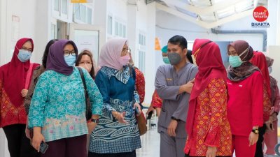 Tim Asesor LAM-PTKes saat meninjau fasilitas yang dimiliki FKG IIK Bhakta didampingi Dekan FKG dan Direktur RSGM IIK BHAKTA.